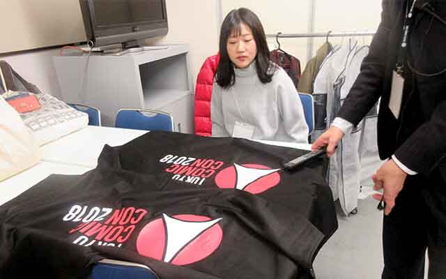 説明を聞く藤田さん