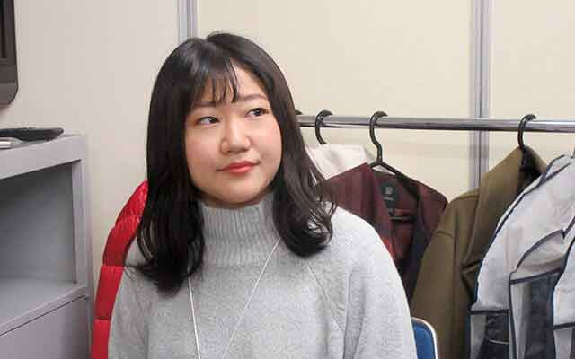 説明を聞く藤田さん