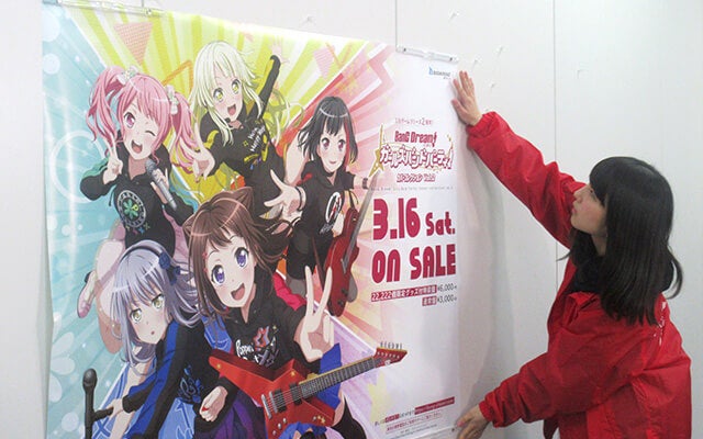 ポスターを貼る鈴木さん