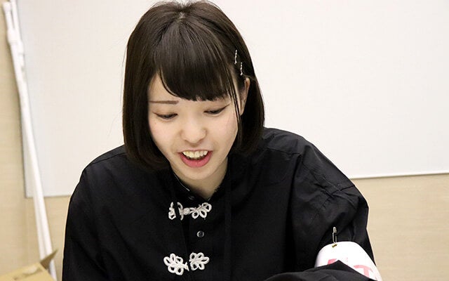 進行表や会場図などをチェックする村田さん