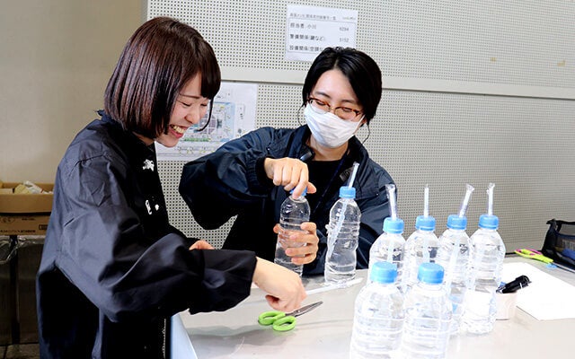 スタッフさんとドリンクの準備をする村田さん