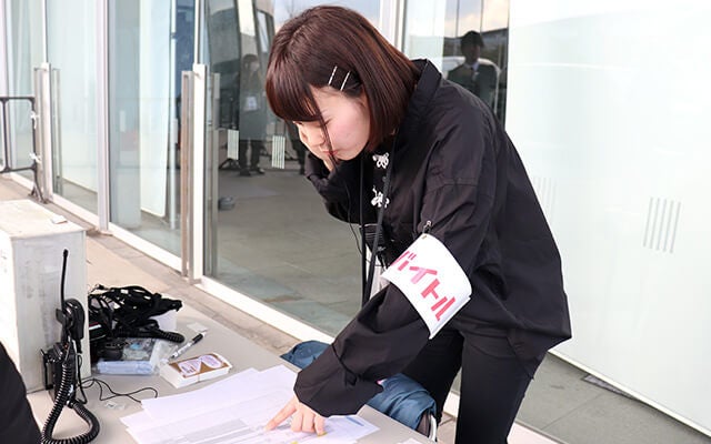 名簿と確認しながら作業する村田さん