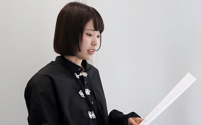 読み上げ練習をする村田さん