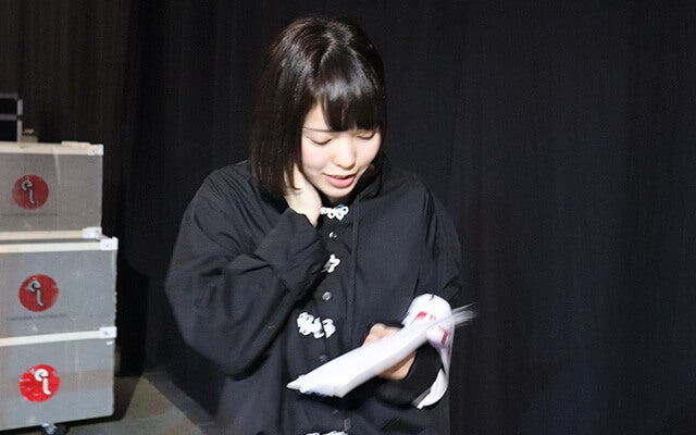 ステージ裏に入り、最終確認をする村田さん