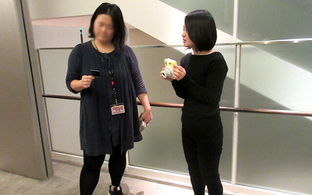チェキを何枚かテスト撮影する石渡さん