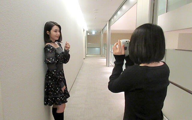 チェキでウンジさんを撮影する石渡さん1