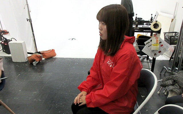 インタビューの様子を見学する平峰さん