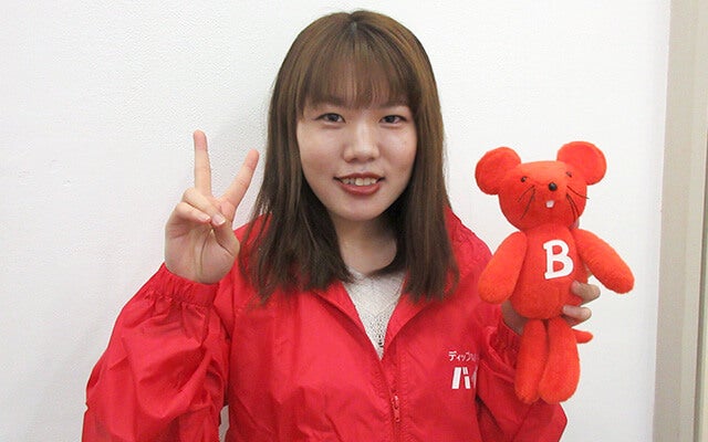 アルバイトを終え、緊張がほぐれた様子の平峰さんとチューイチ