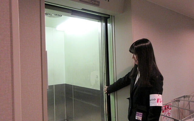 エレベーターの入り口を開けている宮嶋さん