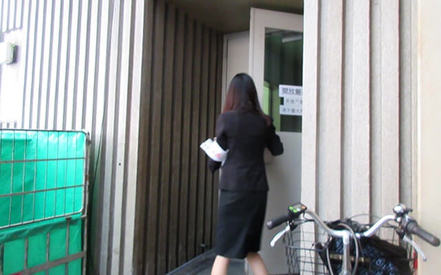 前室の入り口を扉を開ける宮嶋さん