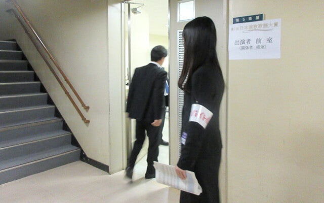 前室で出演者を待つ宮嶋さん