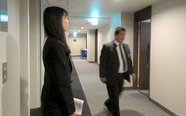エレベーター前で待機する宮嶋さん