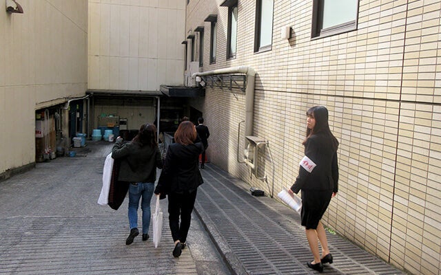 会場までご案内している宮嶋さん