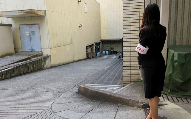 会場の外で待機する宮嶋さん