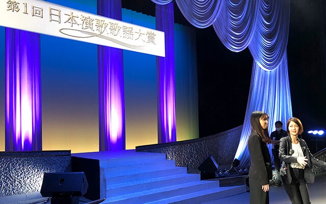 舞台でスタッフさんから説明を受ける宮嶋さん