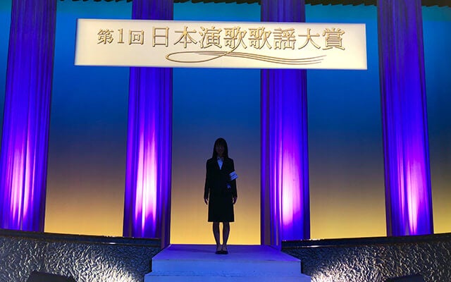 出演者の立ち位置に立つ宮嶋さん