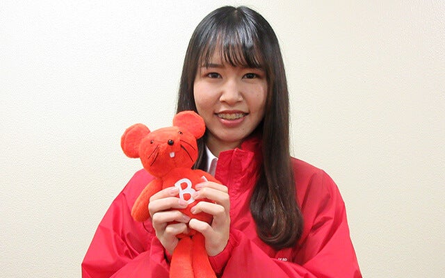アルバイトを終え、緊張がほぐれた様子の宮嶋さんとチューイチ