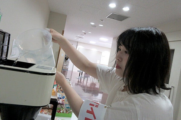 コーヒーの準備をする三木さん2