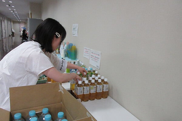 ドリンクを並べる三木さん