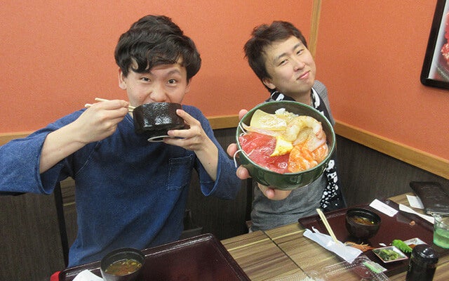 食べながら記念撮影する、きまぐれクックさんと藤倉さん