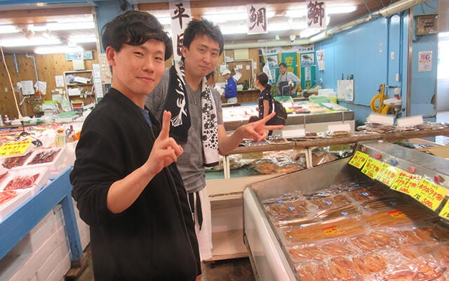ショーケースの前でピースするきまぐれクックさんと藤倉さん
