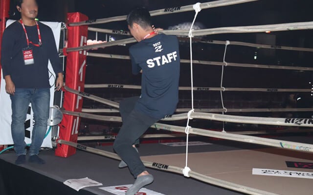 Rizin リングin Out のロープ上げで選手を直接サポート バイトルマガジン Boms ボムス Rizin リングin Out のロープ上げで選手を直接サポート バイトルマガジン Boms ボムス