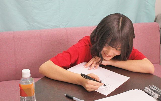 笑顔で撮影を行うかすさん画像