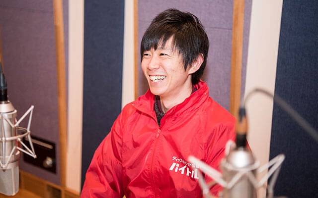 取材する鈴木さん
