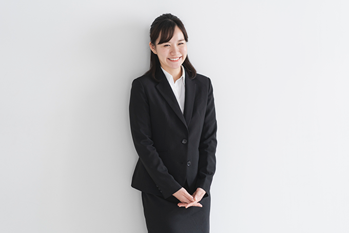 女性の転職 面接の服装でもう迷わない スーツ インナー バッグなどの選び方 着こなし方を紹介 バイトルマガジン Boms ボムス 女性の転職 面接の服装でもう迷わない スーツ インナー バッグなどの選び方 着こなし方を紹介 バイトルマガジン Boms ボムス