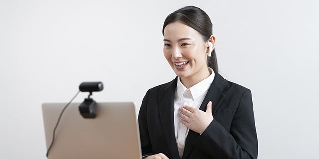 Web面接時にイヤホンはすべき Web面接を失敗しないコツはこれだ バイトルマガジン Boms ボムス Web面接時にイヤホンはすべき Web面接を失敗しないコツはこれだ バイトルマガジン Boms ボムス