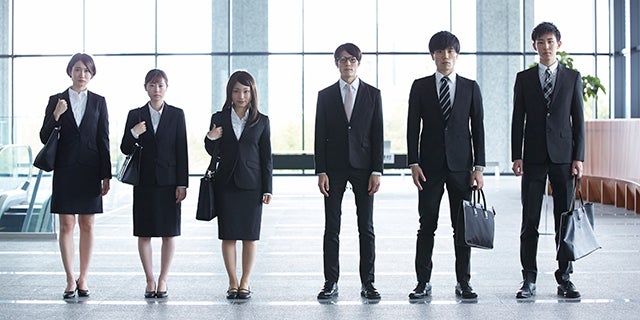 Web面接でもスーツは着なければいけない 服装や身だしなみに関する注意点 バイトルマガジン Boms ボムス Web面接でもスーツは着なければいけない 服装や身だしなみに関する注意点 バイトルマガジン Boms ボムス
