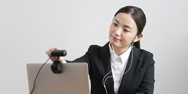 Web面接で目線は面接官の顔とカメラ どっちに向ける バイトルマガジン Boms ボムス Web面接で目線は面接官の顔とカメラ どっちに向ける バイトルマガジン Boms ボムス