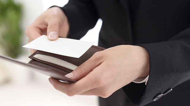 転職の面接q A 現在の会社 前職 の名刺を渡すのはok もらう時はどうする バイトルマガジン Boms ボムス 転職の面接q A 現在の会社 前職 の名刺を渡すのはok もらう時はどうする バイトルマガジン Boms ボムス